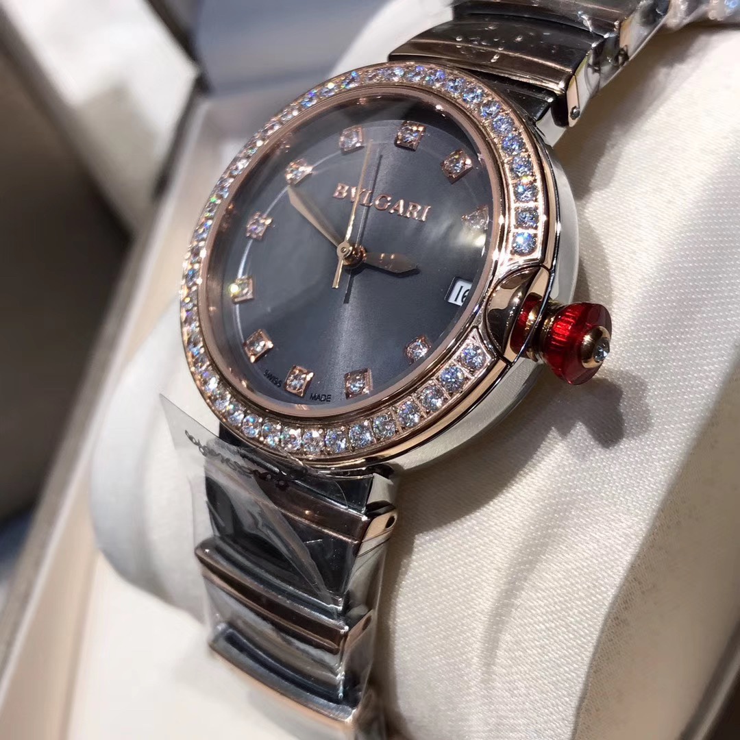 Bvlgari 宝格丽LVCEA系列腕表以简约大方的外形备受现代女性青睐。表盘尺寸宽33mm，厚12mm