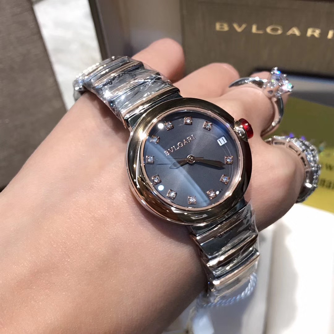 Bvlgari 宝格丽LVCEA系列腕表以简约大方的外形备受现代女性青睐。表盘尺寸宽33mm，厚12mm