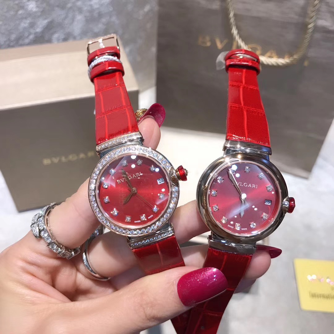 Bvlgari 宝格丽LVCEA系列腕表以简约大方的外形备受现代女性青睐。表盘尺寸宽33mm，厚12mm