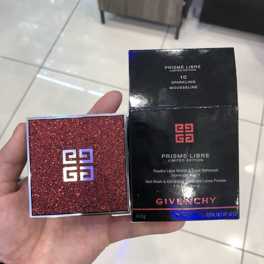 28! Polvo suelto Givenchy edición navideña 10#🔜 Givenchy Prisme Libre polvo suelto edición navideña roja, tono 10 disp…