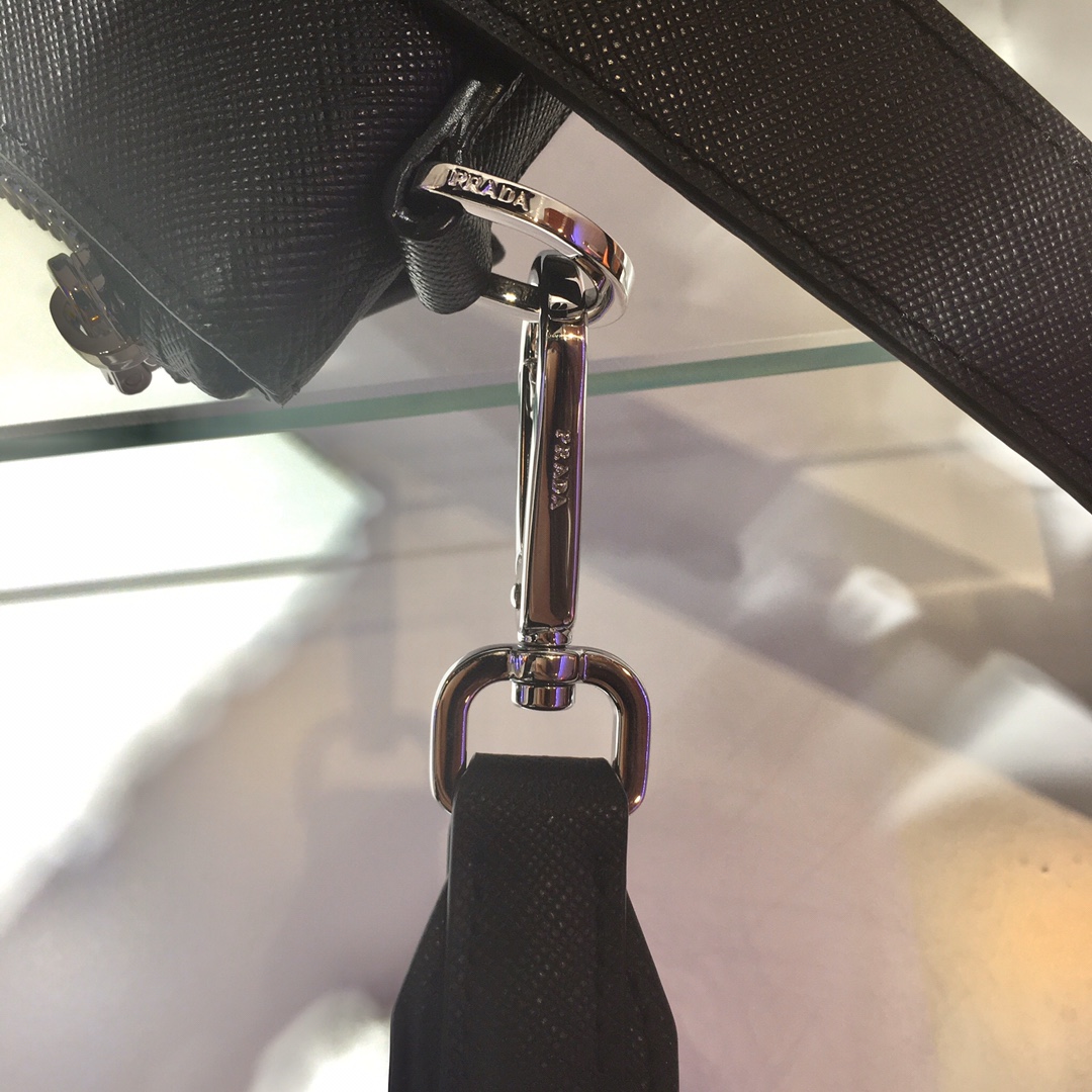 PRADA普拉达进口Saffiano皮革材质男士斜挎包2VH089