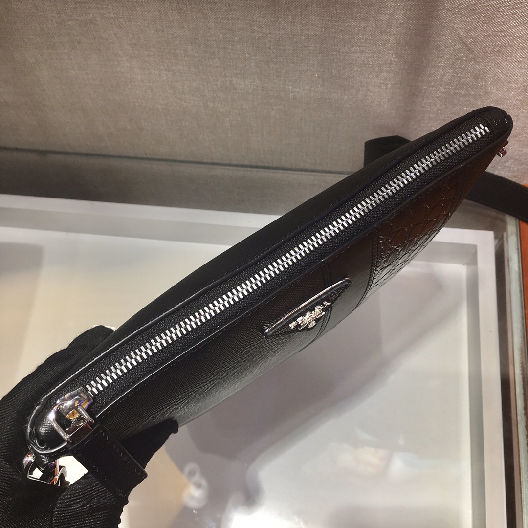 PRADA普拉达进口Saffiano皮革材质男士斜挎包2VH089