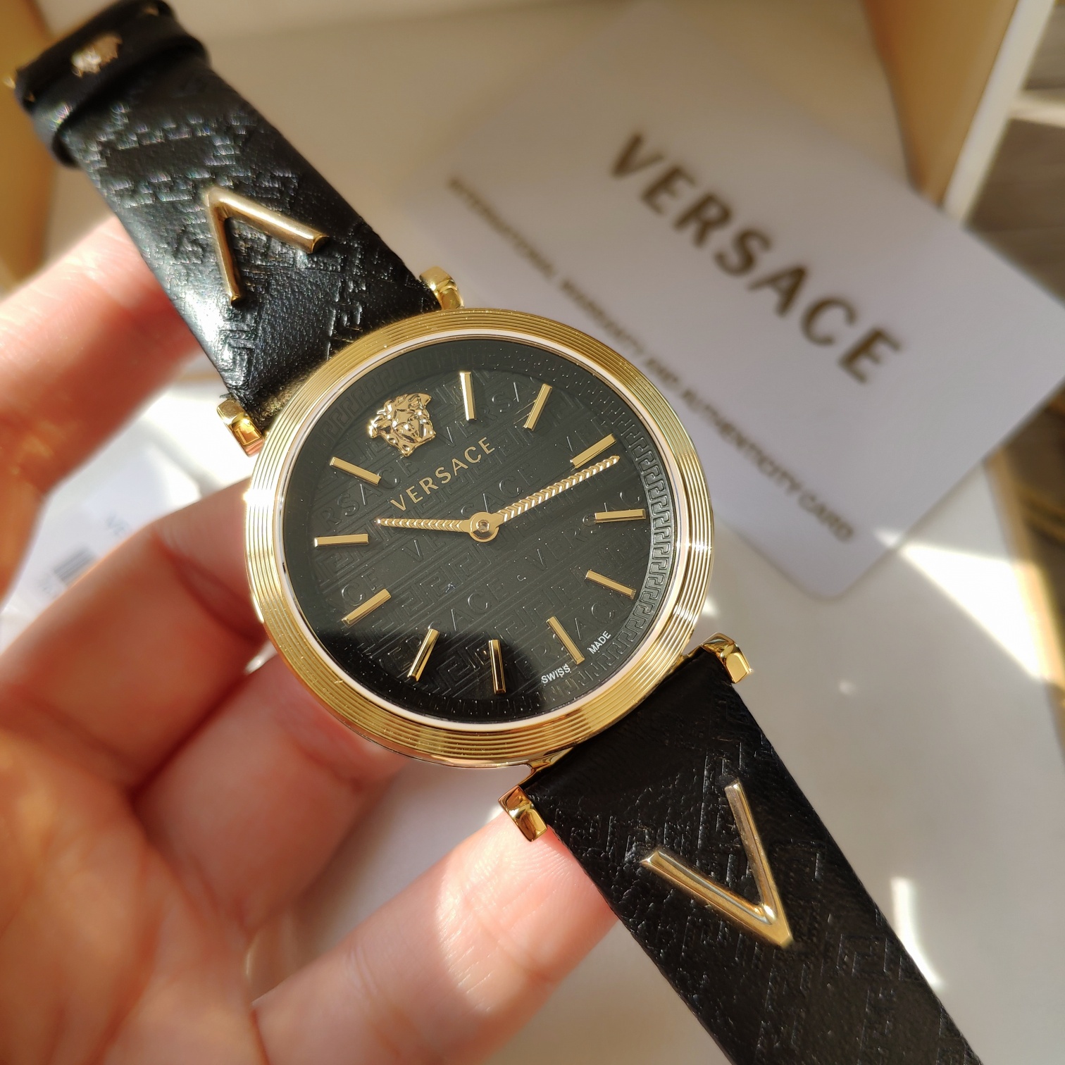 NO:157871,Case: Original box: 50 Versace VCQ series quartz women's watch, aesthetic Du Meisha's avatar is in the middle of the mirror. It has a very three-dimensional feeling!  , versace19860909批: 原盒:50 范思哲VCQ系列石英女表,唯美主义杜美莎头像正中于表镜中间.极具立体感！,,versace,Watch