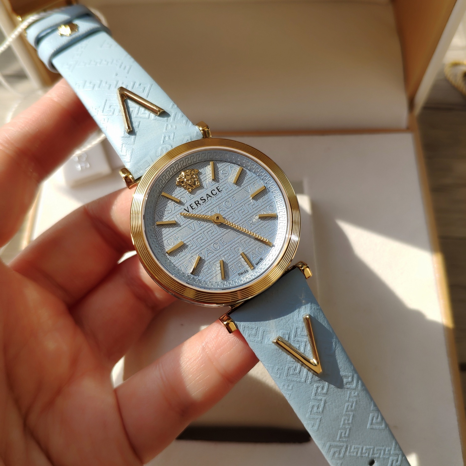 NO:157909,Case: Original box: 50 Versace VCQ series quartz women's watch, aesthetic Du Meisha's avatar is in the middle of the mirror. It has a very three-dimensional feeling!  , versace19860909批: 原盒:50 范思哲VCQ系列石英女表,唯美主义杜美莎头像正中于表镜中间.极具立体感！,,versace,Watch
