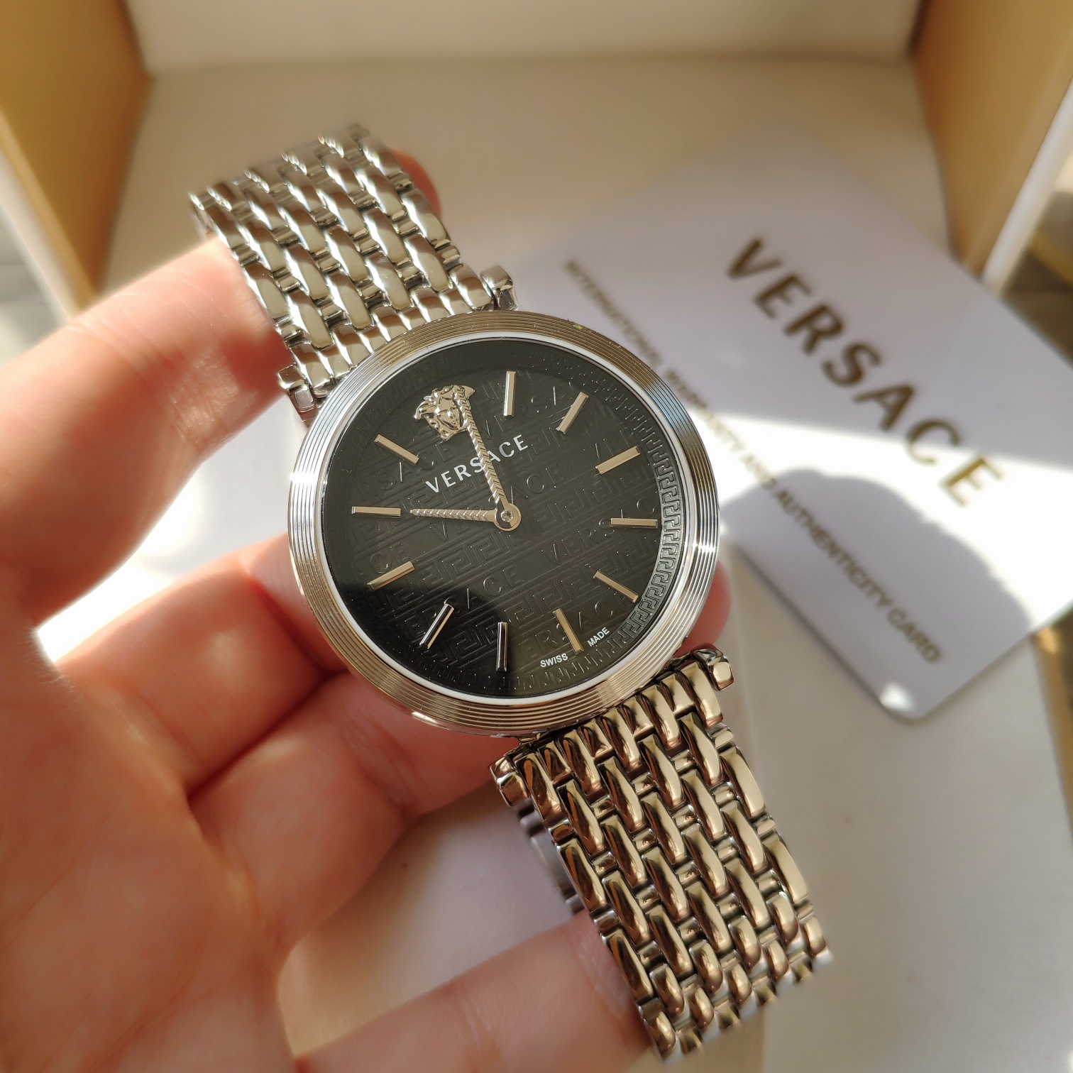 NO:157892,Case: Original box: 50 Versace VCQ series quartz men's watch, aesthetic Du Meisha's avatar is in the middle of the watch mirror. It has a very three-dimensional feeling!  The watch diameter is 36mm!  , versace19860909批: 原盒:50 范思哲VCQ系列石英男表,唯美主义杜美莎头像正中于表镜中间.极具立体感！表径36mm！,,versace,Watch