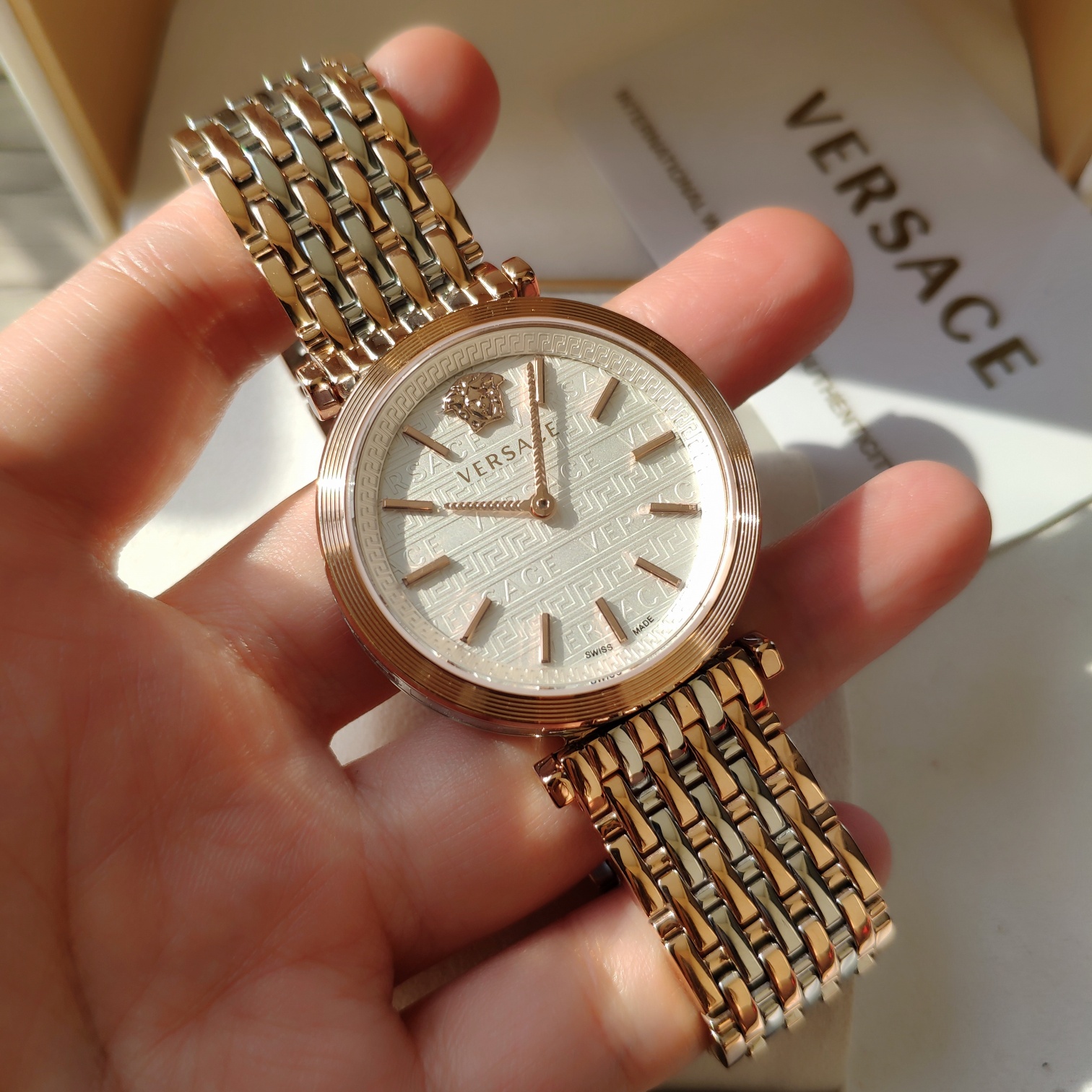 NO:157838,Case: Original box: 50 Versace VCQ series quartz men's watch, aesthetic Du Meisha's avatar is in the middle of the watch mirror. It has a very three-dimensional feeling!  , versace19860909批: 原盒:50 范思哲VCQ系列石英男表,唯美主义杜美莎头像正中于表镜中间.极具立体感！,,versace,Watch