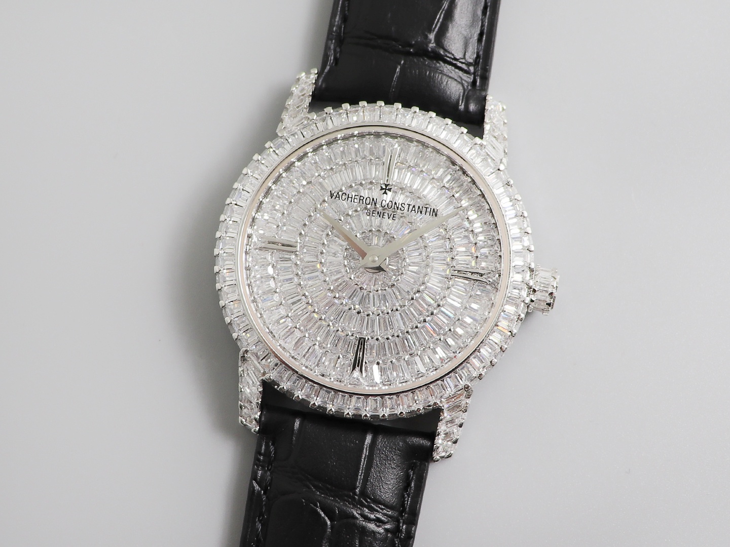 Otra boutique de lujo de DM, la serie Vacheron Constantin Heritage está equipada con el movimiento de ultrapr…