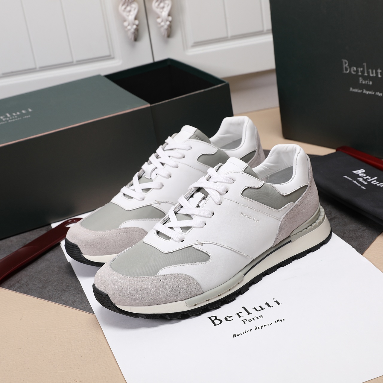 NO:852820,Berluti series!  The luxury brand endorsed by Peng Yuyan traces back to the brand gene - atina ancient method of dyeing, drawing inspiration from the handmade stone tables of craftsmen to create a novel marble luster. The dyeing process has been upgraded, integrating classic inheritance with innovative ideas. Cowhide + cowhide lining + tu outsole Size: 38-44 Close,,cowhide19860909Berluti系列！由彭于晏代言的奢华品牌 回溯品牌基因-atina古法染色,从匠人手作石台中汲取灵感创造出富有新意的大理石光泽.染色工艺焕新升级,将经典传承出创新理念融为一体.牛皮+牛皮内里+tu大底 Size:38-44 收起,,cowhide,Men's shoes