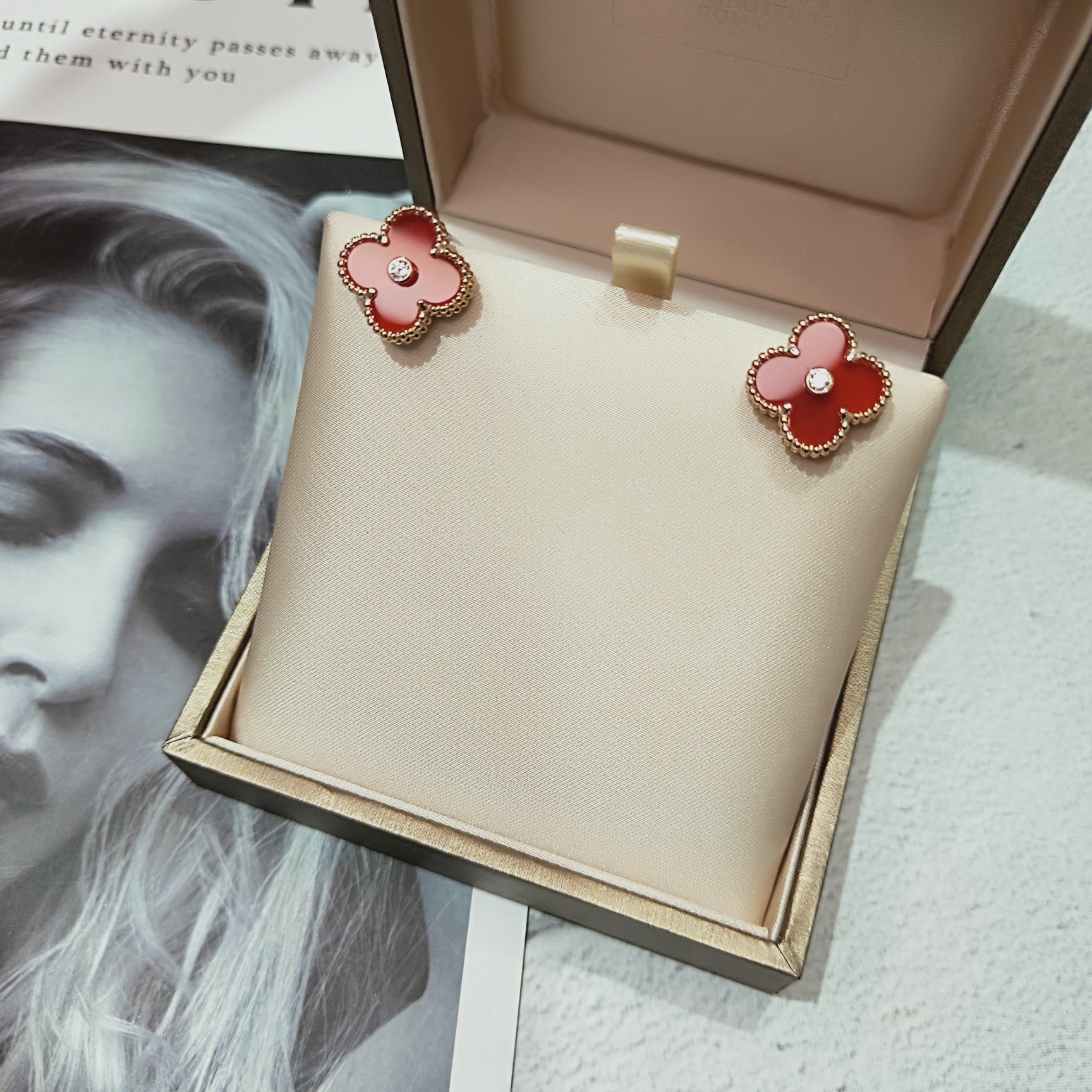 NO:669489,Real shot of four-leaf clover earrings. Developed according to zp° and polished without dead ends. Super super reproduction. Spot, earrings, Cartier high-end jewelry.19860909四叶草耳环实物拍摄 按zp开发°无死角抛光 超级超级重现货 现货,,earrings,卡迪亚高端饰品,Jewelry
