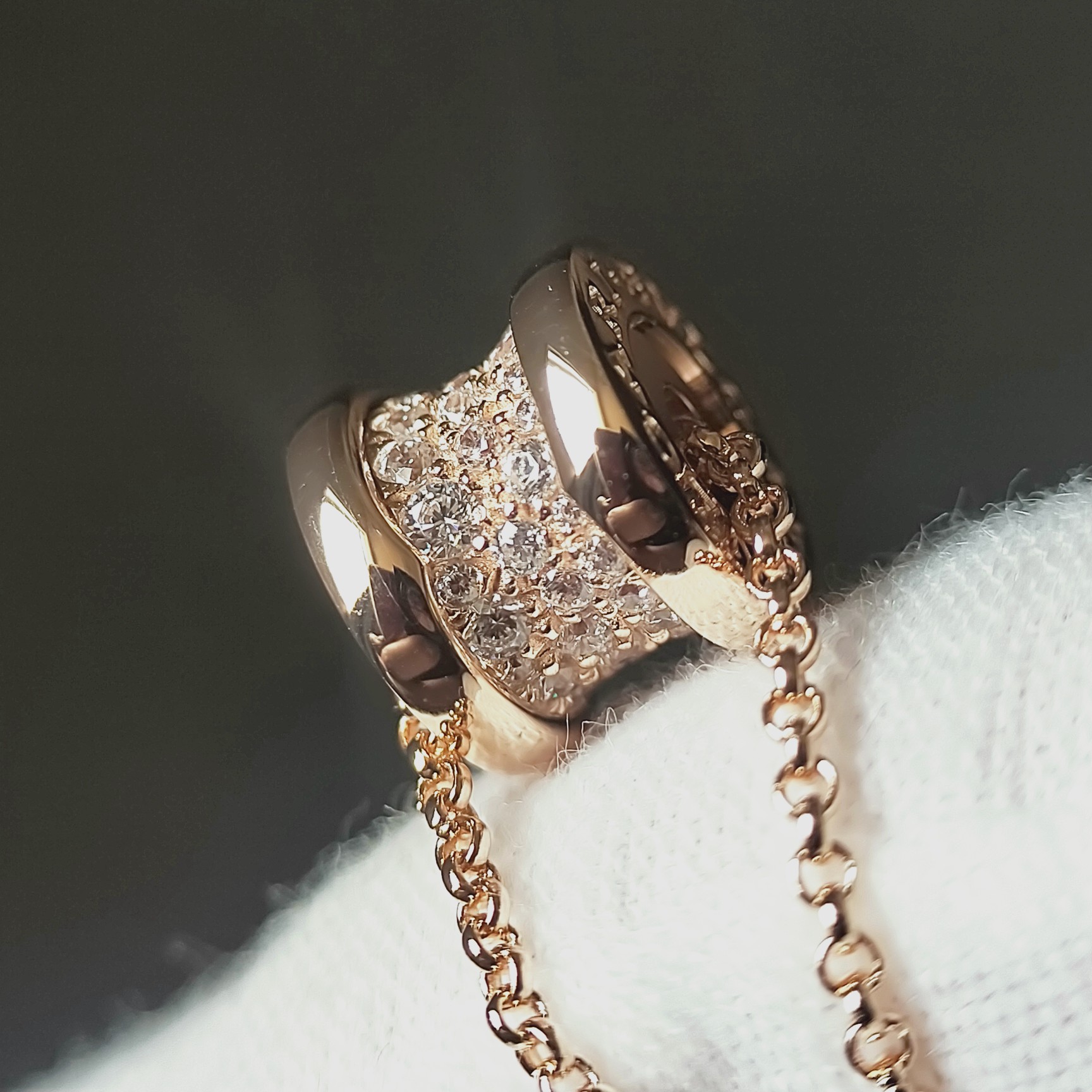 批发价💰145
🎀经典小蛮腰 
购zp开发，支持任何🆚
实物拍摄，细节完美
钢印字印精美
项链  手链 
 现货🌷
现货🌷