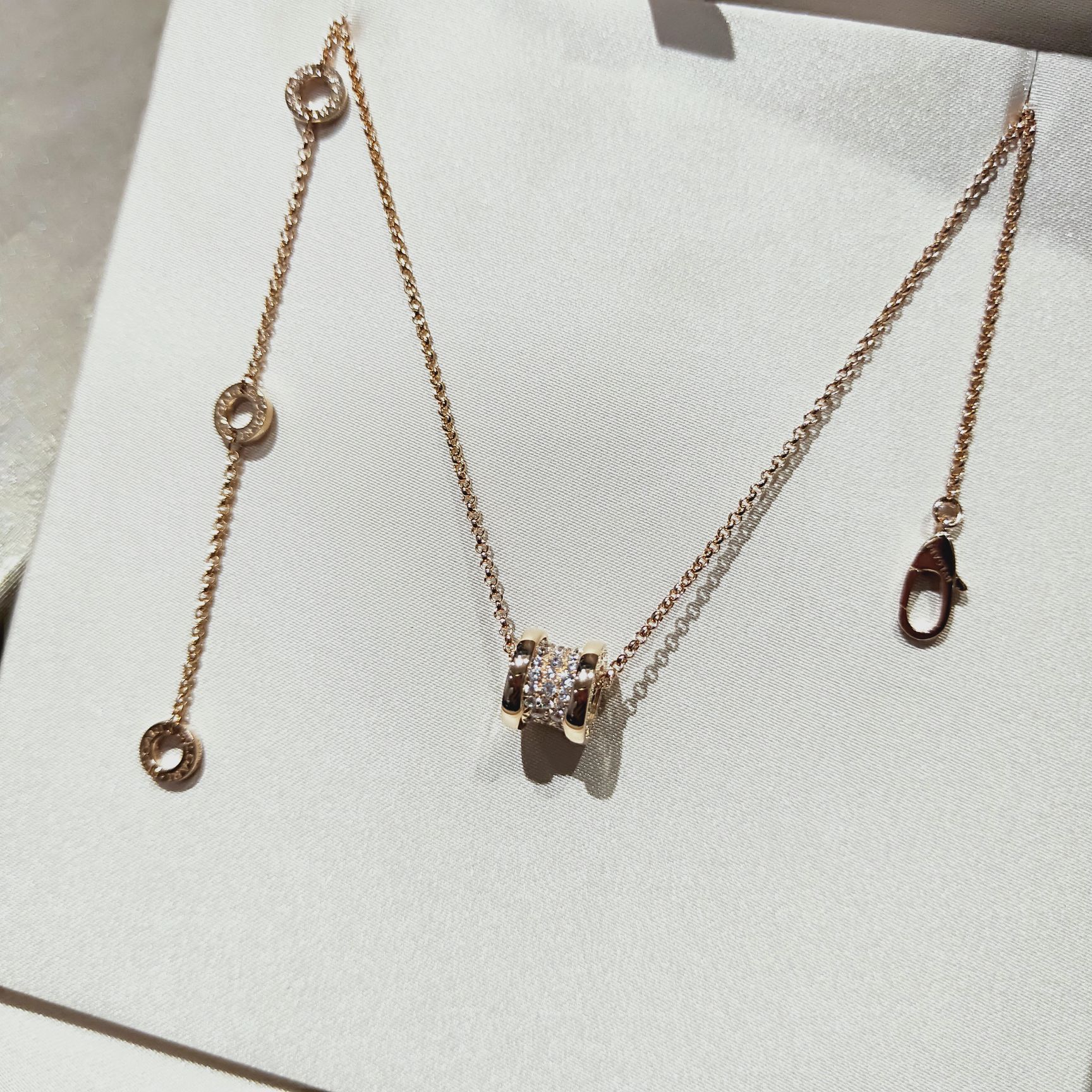 批发价💰145
🎀经典小蛮腰 
购zp开发，支持任何🆚
实物拍摄，细节完美
钢印字印精美
项链  手链 
 现货🌷
现货🌷