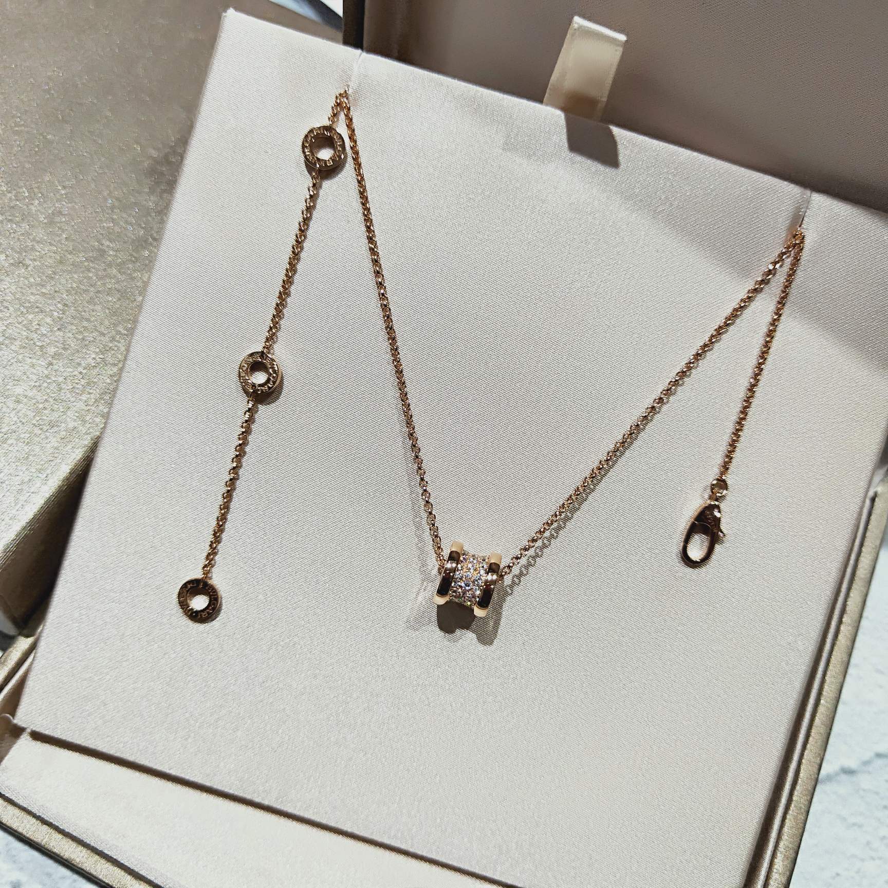 批发价💰145
🎀经典小蛮腰 
购zp开发，支持任何🆚
实物拍摄，细节完美
钢印字印精美
项链  手链 
 现货🌷
现货🌷