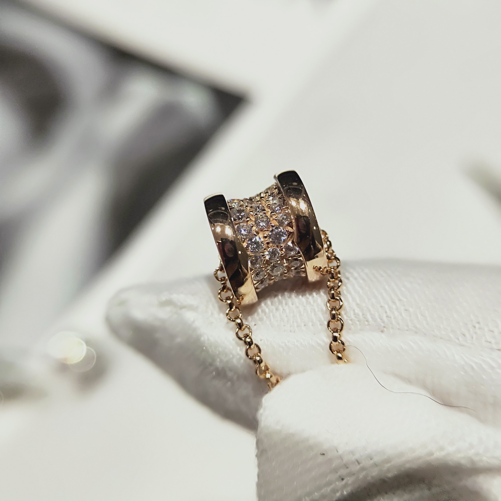 批发价💰145
🎀经典小蛮腰 
购zp开发，支持任何🆚
实物拍摄，细节完美
钢印字印精美
项链  手链 
 现货🌷
现货🌷