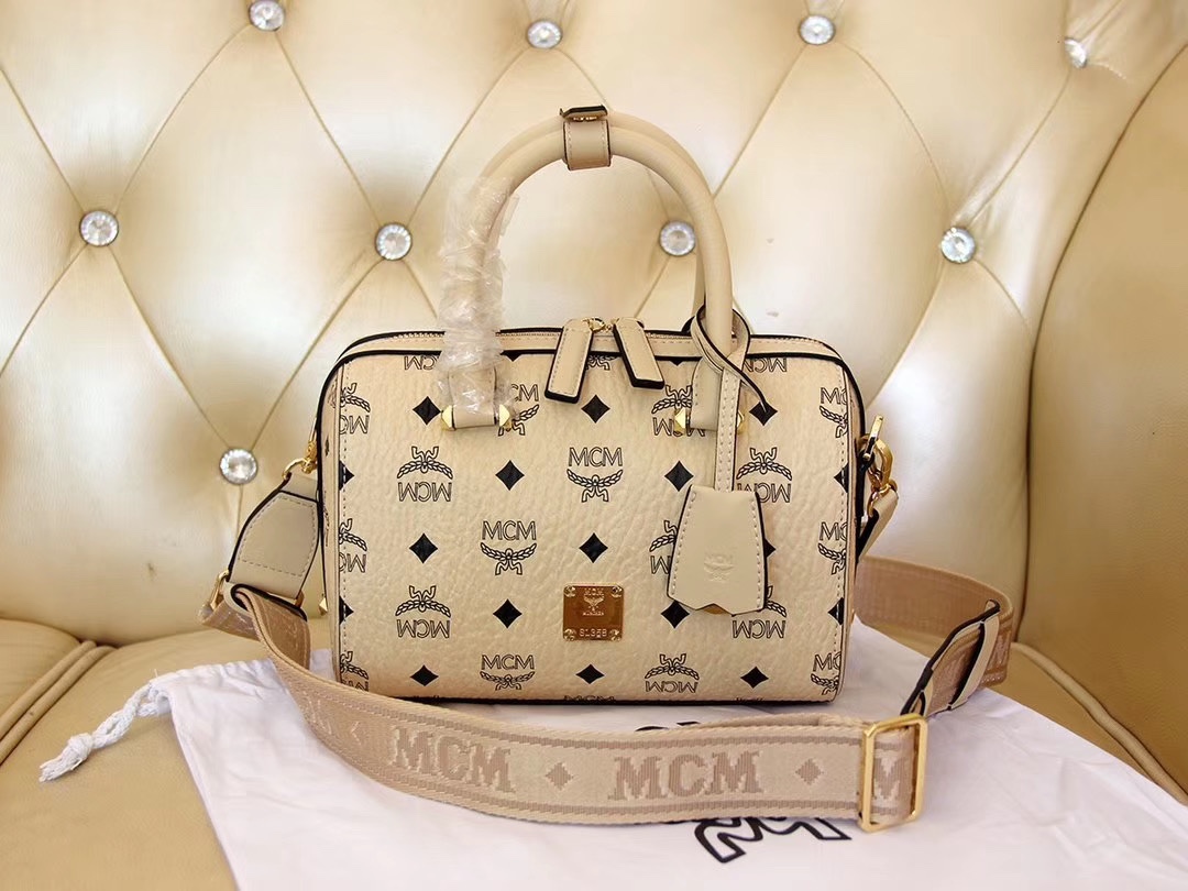 Top quality item 💐【Top Original Boston】Boston pillow bag👜 exudes a hint of freshness in its classic style, rooted in the concept of travel reminiscent of a weekend travel bag. Clean lines, easy-to-open extended zipper, and detachable wide shoulder strap. Exquisite workmanship, meticulous, unique style, top handle wrapped by hand, hand-sewn and painted on the edges [strong]. Size: 15*23*12cm. image 1