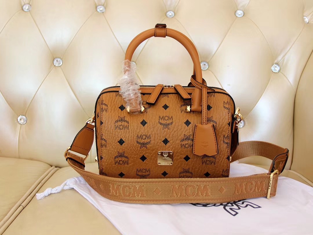 Top quality item 💐【Top Original Boston】Boston pillow bag👜 exudes a hint of freshness in its classic style, rooted in the concept of travel reminiscent of a weekend travel bag. Clean lines, easy-to-open extended zipper, and detachable wide shoulder strap. Exquisite workmanship, meticulous, unique style, top handle wrapped by hand, hand-sewn and painted on the edges [strong]. Size: 15*23*12cm. image 1