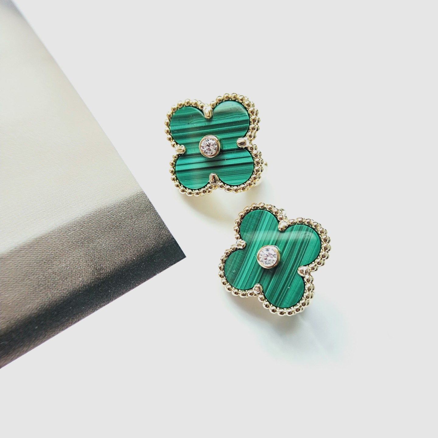 NO:669482,Physical shooting VCA four-leaf clover earrings developed by zp° without dead angle polishing super super reproduction malachite green K yellow, earrings, Cartier high-end jewelry19860909实物拍摄 VCA四叶草耳环 按zp开发°无死角抛光 超级超级重现货孔雀绿K黄,,earrings,卡迪亚高端饰品,Jewelry