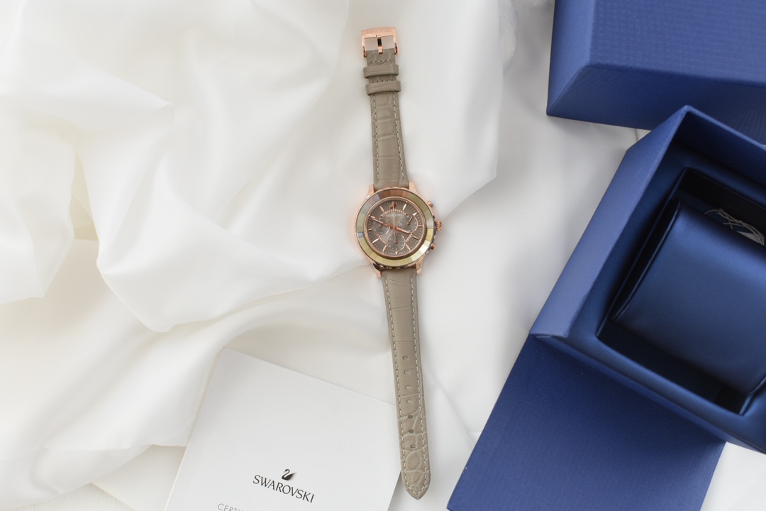 Unknown 施华洛世奇 明星江疏影同款 小红 SWAROVSKI OCTEA LUX CHRONO 畅销系列腕表 6针多功能女表 40片凌面切片陶瓷圈面 每个角度都闪闪发光 幻彩夺人 3小眼多功能表盘加上施华洛水晶点缀的设计别出心裁