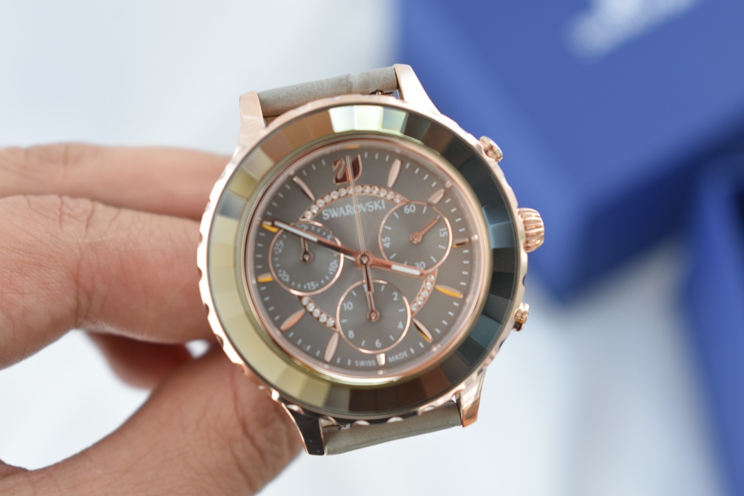 Unknown 施华洛世奇 明星江疏影同款 小红 SWAROVSKI OCTEA LUX CHRONO 畅销系列腕表 6针多功能女表 40片凌面切片陶瓷圈面 每个角度都闪闪发光 幻彩夺人 3小眼多功能表盘加上施华洛水晶点缀的设计别出心裁