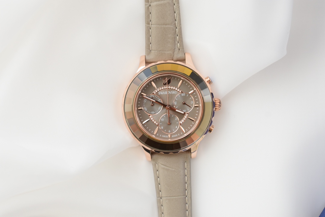 Unknown 施华洛世奇 明星江疏影同款 小红 SWAROVSKI OCTEA LUX CHRONO 畅销系列腕表 6针多功能女表 40片凌面切片陶瓷圈面 每个角度都闪闪发光 幻彩夺人 3小眼多功能表盘加上施华洛水晶点缀的设计别出心裁
