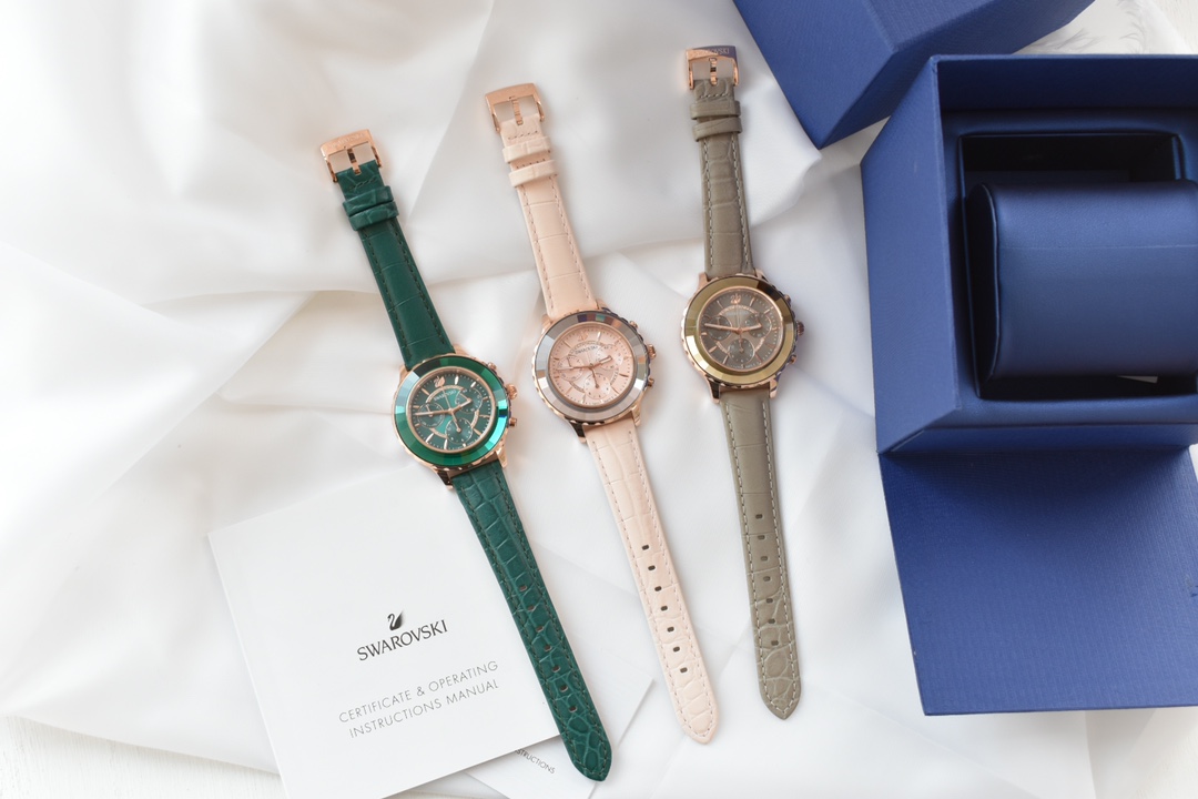 Unknown 施华洛世奇 明星江疏影同款 小红 SWAROVSKI OCTEA LUX CHRONO 畅销系列腕表 6针多功能女表 40片凌面切片陶瓷圈面 每个角度都闪闪发光 幻彩夺人 3小眼多功能表盘加上施华洛水晶点缀的设计别出心裁