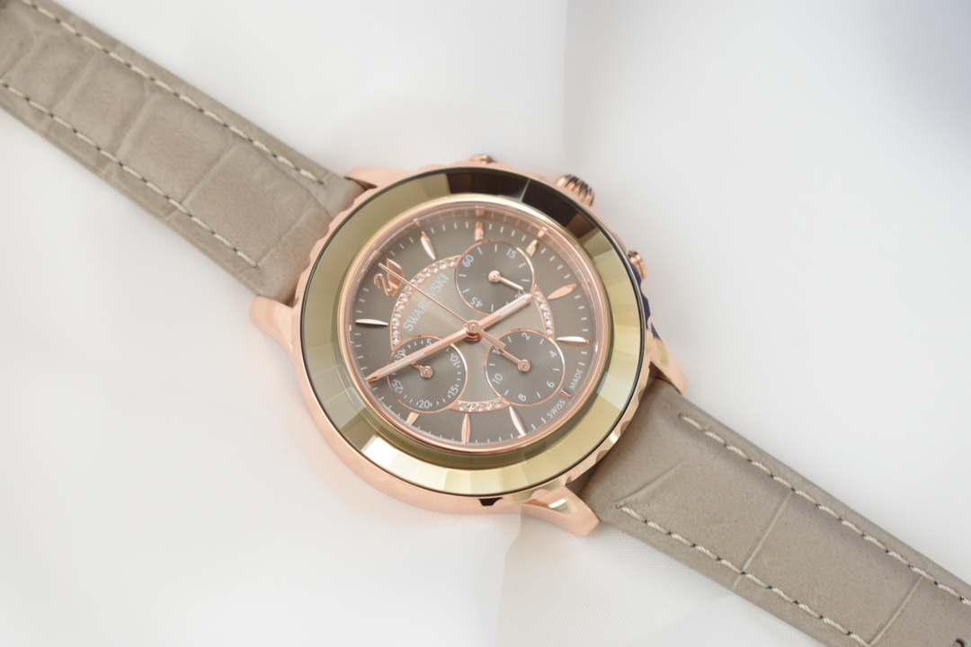 Unknown 施华洛世奇 明星江疏影同款 小红 SWAROVSKI OCTEA LUX CHRONO 畅销系列腕表 6针多功能女表 40片凌面切片陶瓷圈面 每个角度都闪闪发光 幻彩夺人 3小眼多功能表盘加上施华洛水晶点缀的设计别出心裁