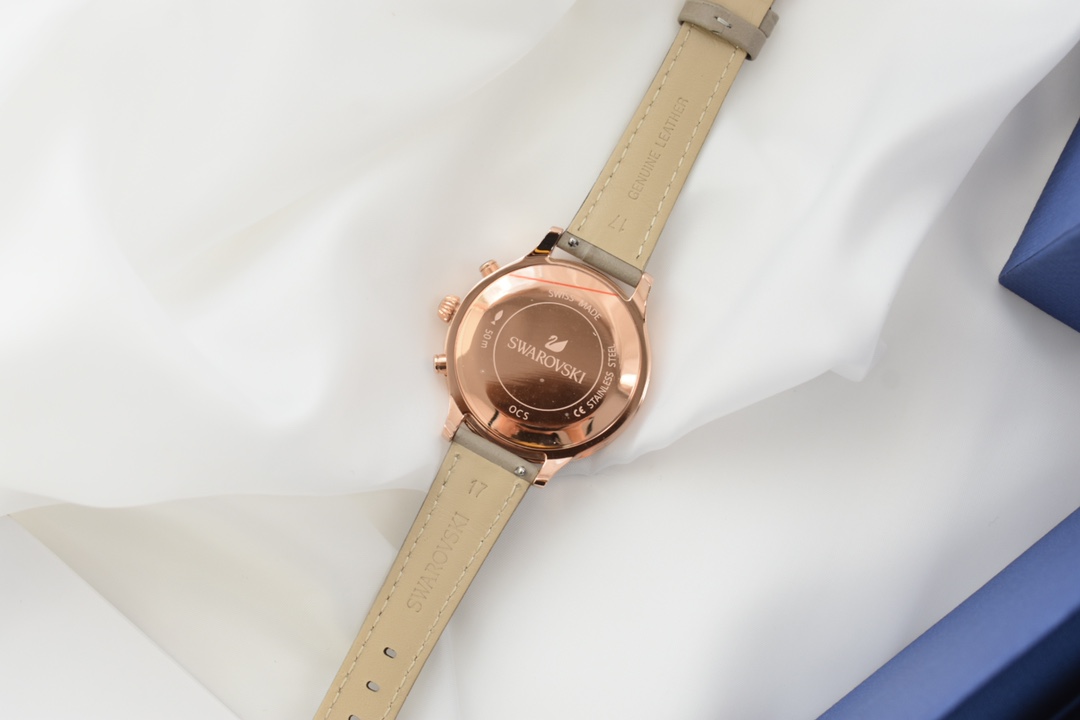 Unknown 施华洛世奇 明星江疏影同款 小红 SWAROVSKI OCTEA LUX CHRONO 畅销系列腕表 6针多功能女表 40片凌面切片陶瓷圈面 每个角度都闪闪发光 幻彩夺人 3小眼多功能表盘加上施华洛水晶点缀的设计别出心裁