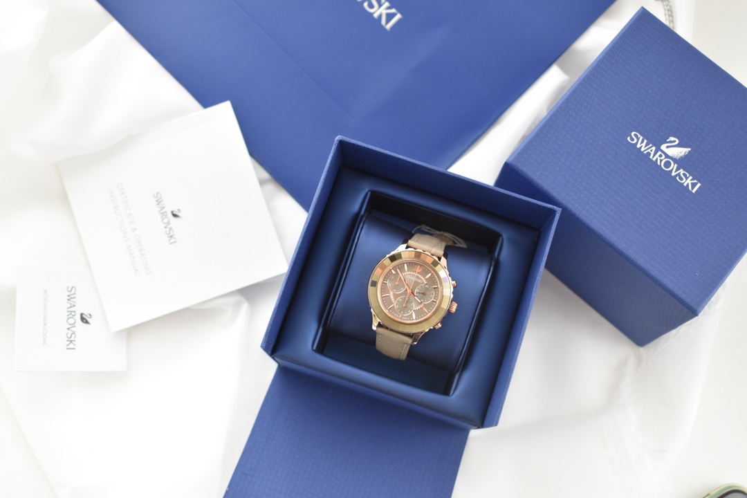 Unknown 施华洛世奇 明星江疏影同款 小红 SWAROVSKI OCTEA LUX CHRONO 畅销系列腕表 6针多功能女表 40片凌面切片陶瓷圈面 每个角度都闪闪发光 幻彩夺人 3小眼多功能表盘加上施华洛水晶点缀的设计别出心裁