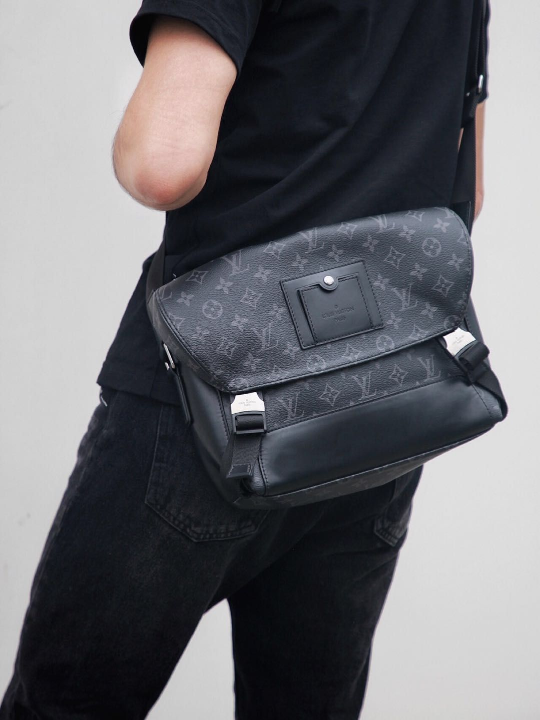 NO:200863,The development of the version is inspired by the classic academy style!  M40511 This Messenger MM Voyager Medium Postman Bag is made of soft Monogram Eclise canvas!  It is very comfortable to support the double buckle design to meet the needs of urban life!  Size 32X23X9cm, LV [top original list], christian louboutin, louis vuitton19860909对版开发以经典学院风格为设计灵感！M40511这款Messenger MM Voyager中号邮差包采用柔软的Monogram Eclise帆布材质！提携十分舒适双搭扣设计,满足都市生活的使用需求！尺寸32X23X9cm,LV【顶级原单】,christian louboutin,louis vuitton,Bag