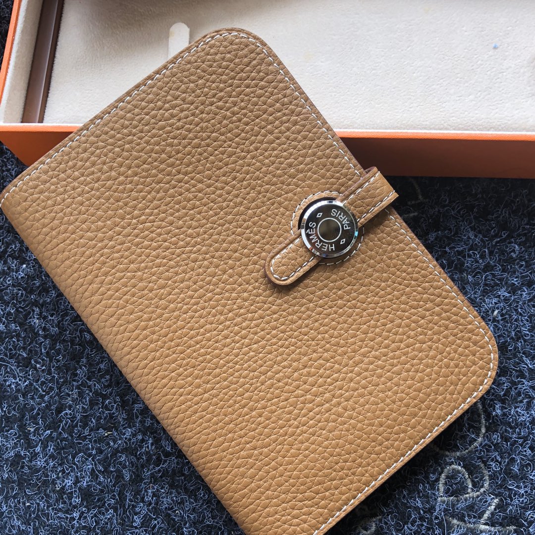 NO:673997,Passbook Dogon new version passport short clip size:15cm.11cm 37 gold brown, H wallet, wallets19860909Passbook Dogon 新版 护照 短夹 size:15cm.11cm 37金棕,H 钱包,wallets,欧美剧