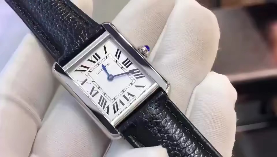 Cartier 卡地亚坦克，小巧方形女人的心房
