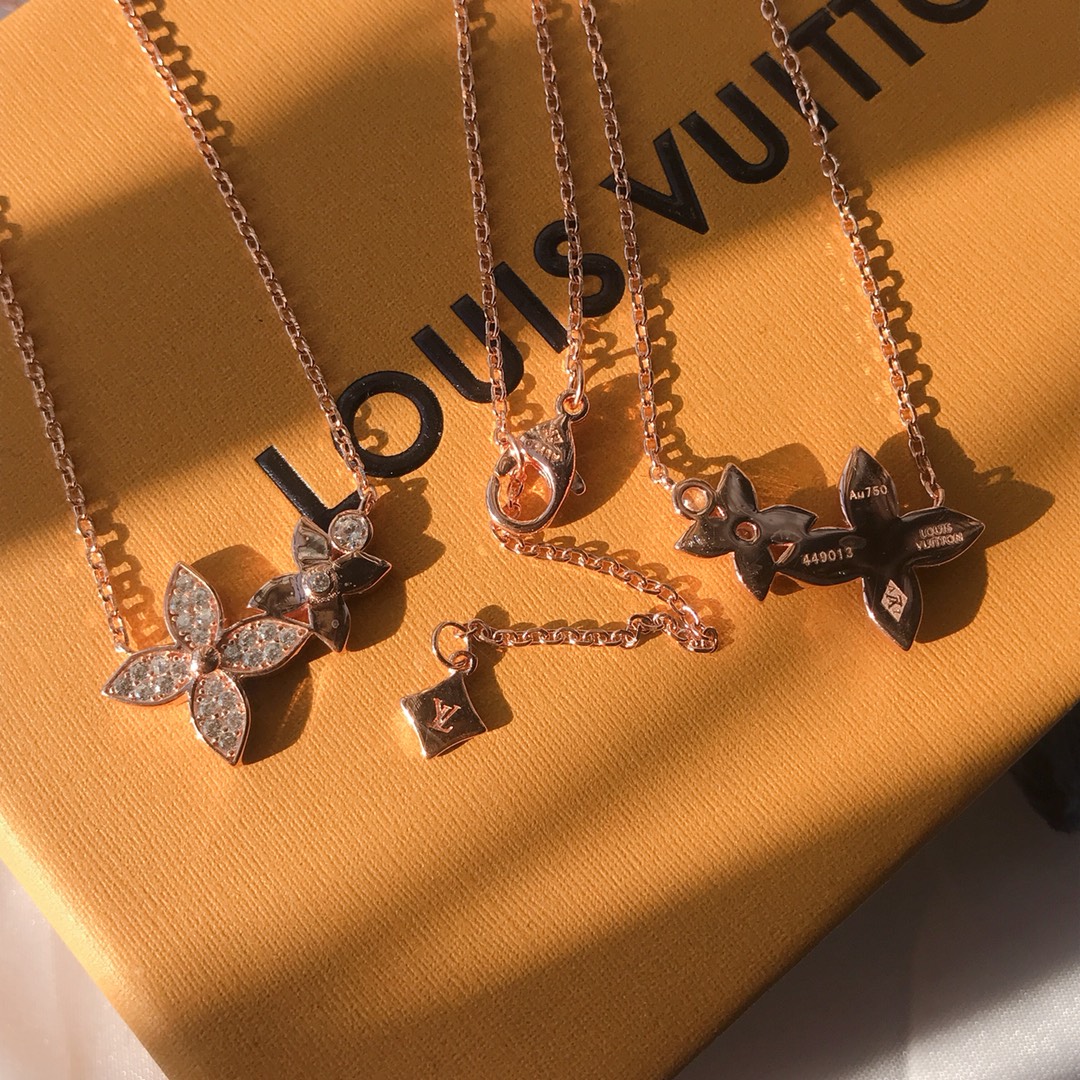 NO:817084,95 necklace 90 ear studs LV double flower clover necklace/ear studs with exquisite logo on the bottom, Lv ear studs, Lv necklace, louis vuitton, necklace1986090995项链90耳钉 LV 双花幸运草项链/耳钉 底部logo精致,Lv耳钉Lv项链,louis vuitton,necklace,Jewelry