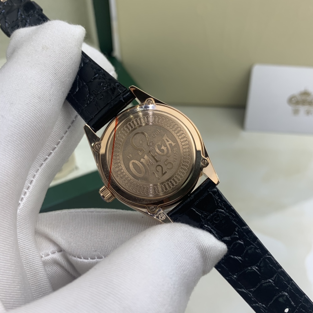 Omega 皇家 欧米茄海马女款贝壳面镶钻腕表