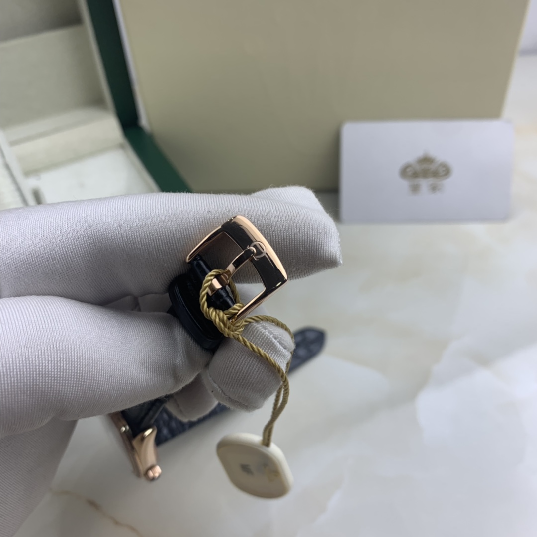 Omega 皇家 欧米茄海马女款贝壳面镶钻腕表