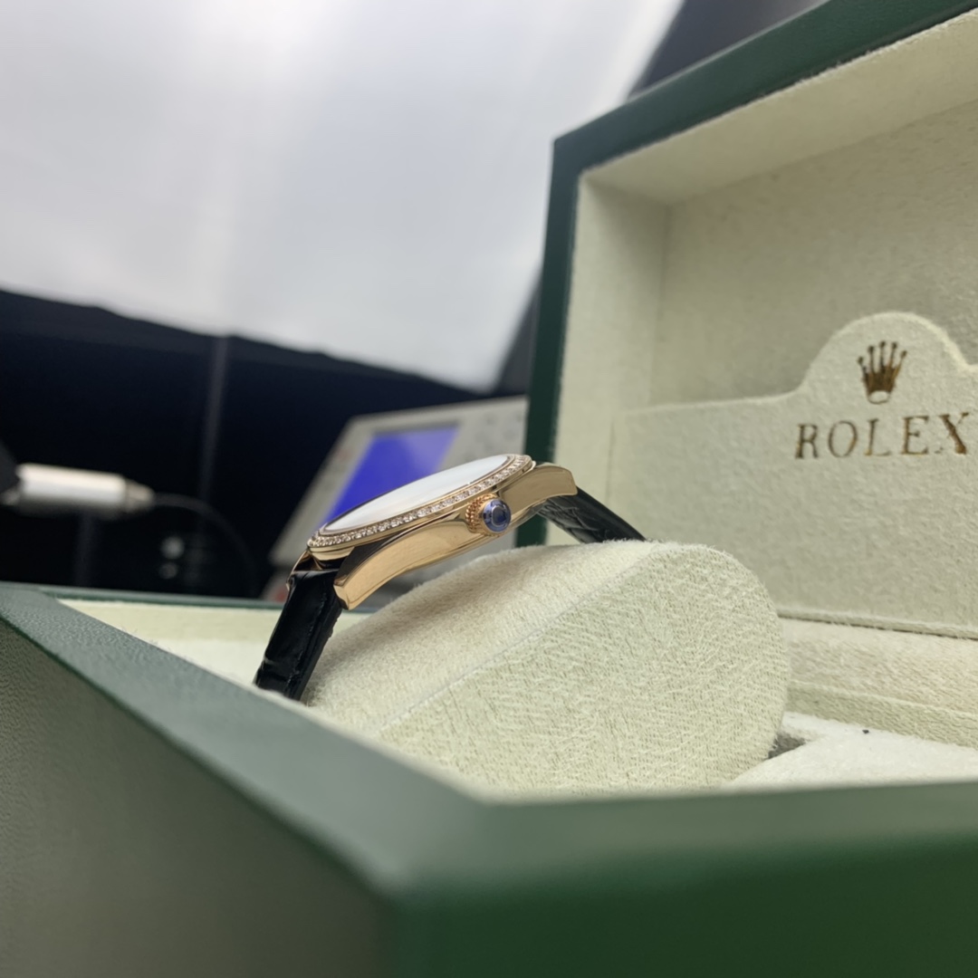 Omega 皇家 欧米茄海马女款贝壳面镶钻腕表