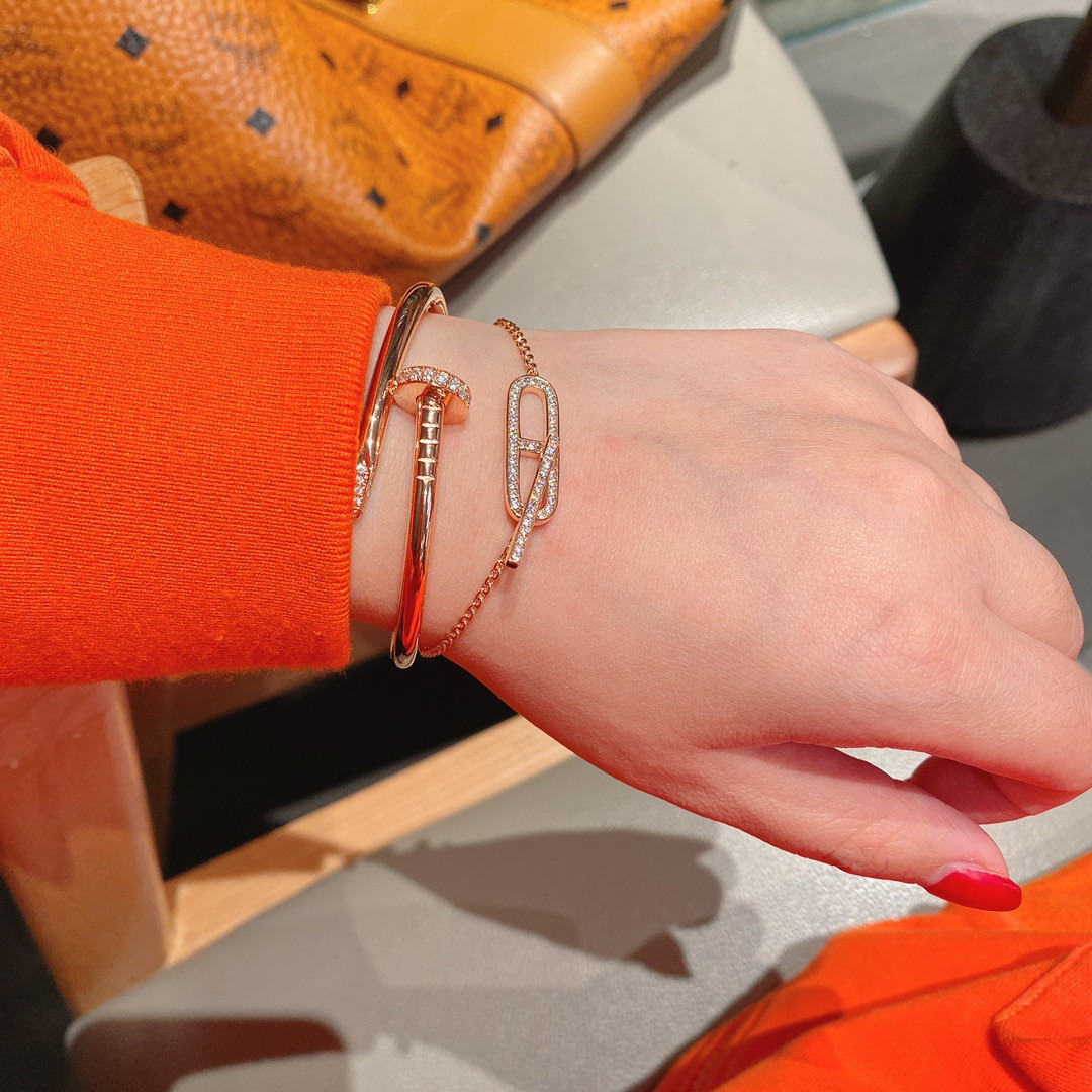 NO:102165,Pig nose bracelet, hand-picked picture reference, generous style, matching any bracelet in our house, it will be very elegant, Hermes bracelet, hermes bracelet, bracelet19860909猪鼻手链,上手图参考,很大方的款式, 搭配我们家任何一款手镯,都会很有气质,爱马仕手链,hermes,bracelet,bracelet,Jewelry