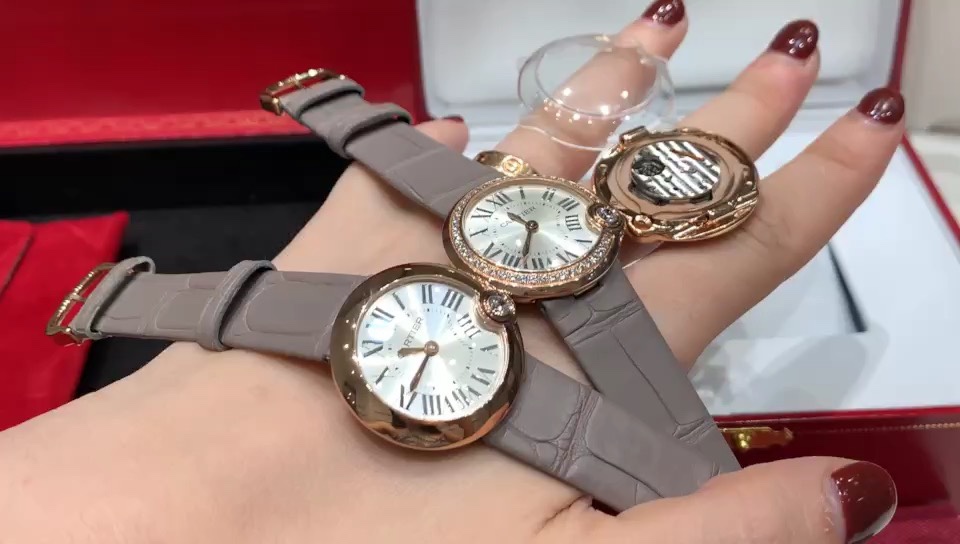Cartier 卡地亚告白气球女表镶钻和不镶钻了解一下，右边机芯是 ，连机芯都能做到跟 一样，值得考虑