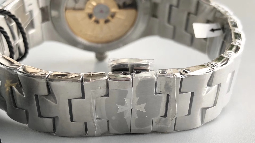 Vacheron Constantin 江诗丹顿纵横四海系列OVERSEAS女款小号型钢带款——一款极具魅力和旅行精神的女性腕表