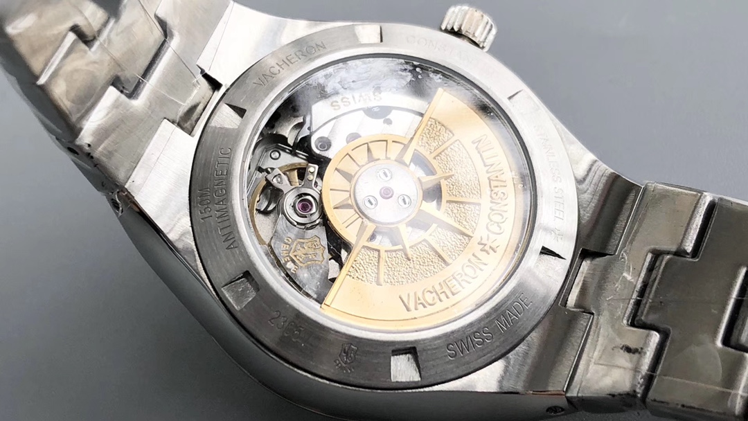 Vacheron Constantin 江诗丹顿纵横四海系列OVERSEAS女款小号型钢带款——一款极具魅力和旅行精神的女性腕表