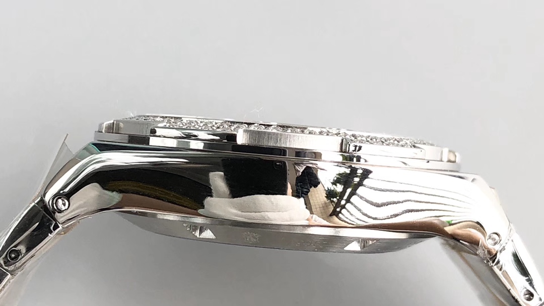 Vacheron Constantin 江诗丹顿纵横四海系列OVERSEAS女款小号型钢带款——一款极具魅力和旅行精神的女性腕表