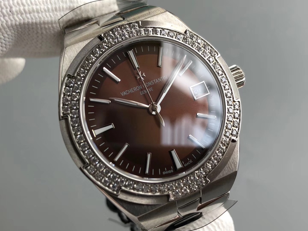 Vacheron Constantin 江诗丹顿纵横四海系列OVERSEAS女款小号型钢带款——一款极具魅力和旅行精神的女性腕表