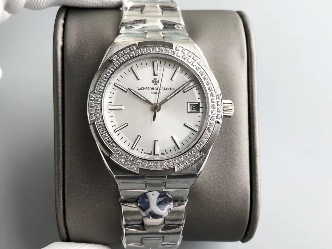 Vacheron Constantin 江诗丹顿纵横四海系列OVERSEAS女款小号型钢带款——一款极具魅力和旅行精神的女性腕表