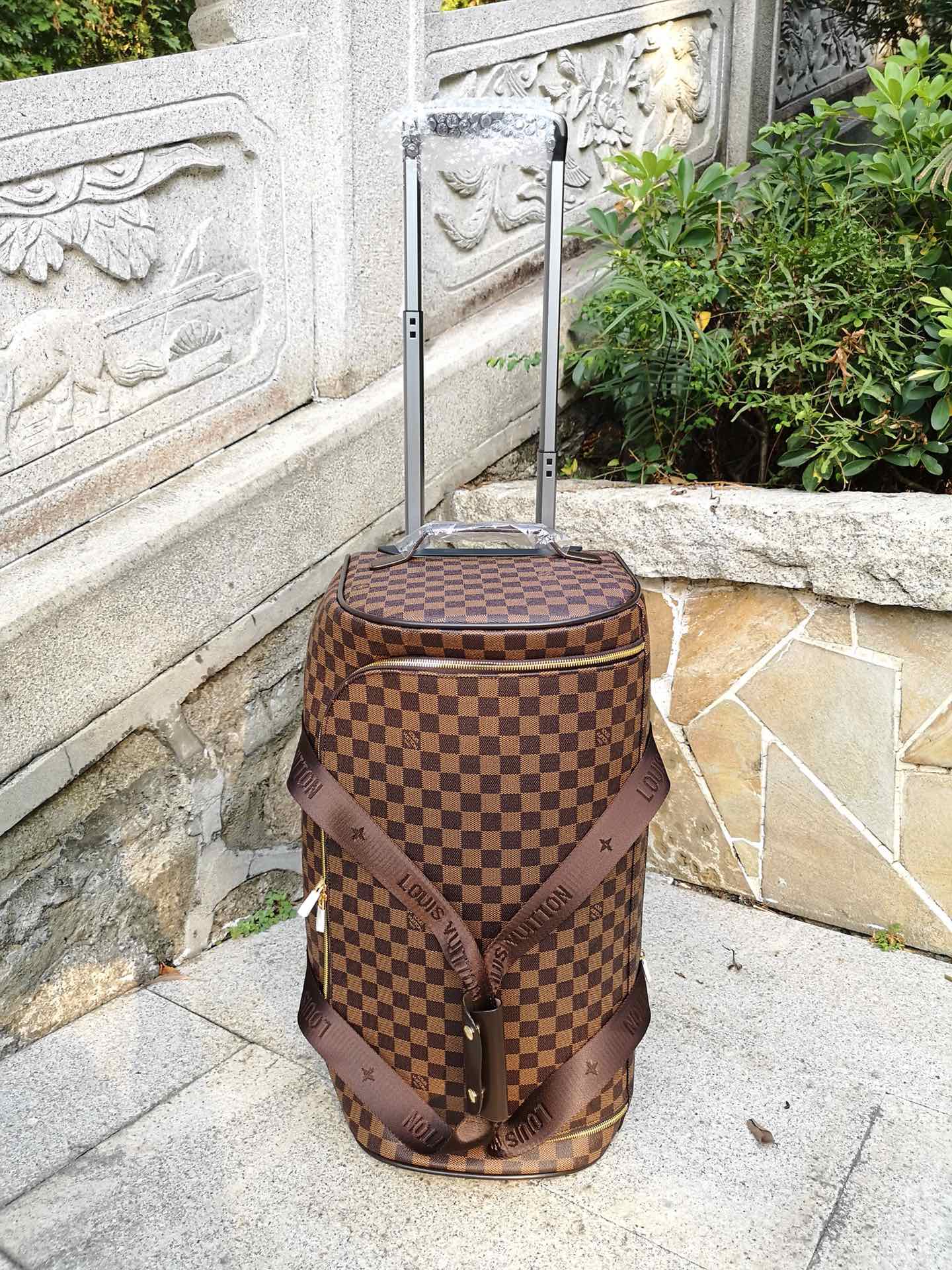 NO:270037,The latest popular tugboat box has been shipped with the original leather. There are not many, so hurry up and buy the exclusive products [seduction] [seduction] first and go on the market, and take real photos!  Strong] 20 inches 32cm*55cm*28cm,19860909最新爆款拖轮箱出货了原版皮质.数量不多,赶紧抢购[勾引][勾引]独家产品抢先上市,实物实拍！强]20寸32cm*55cm*28cm,,luggage