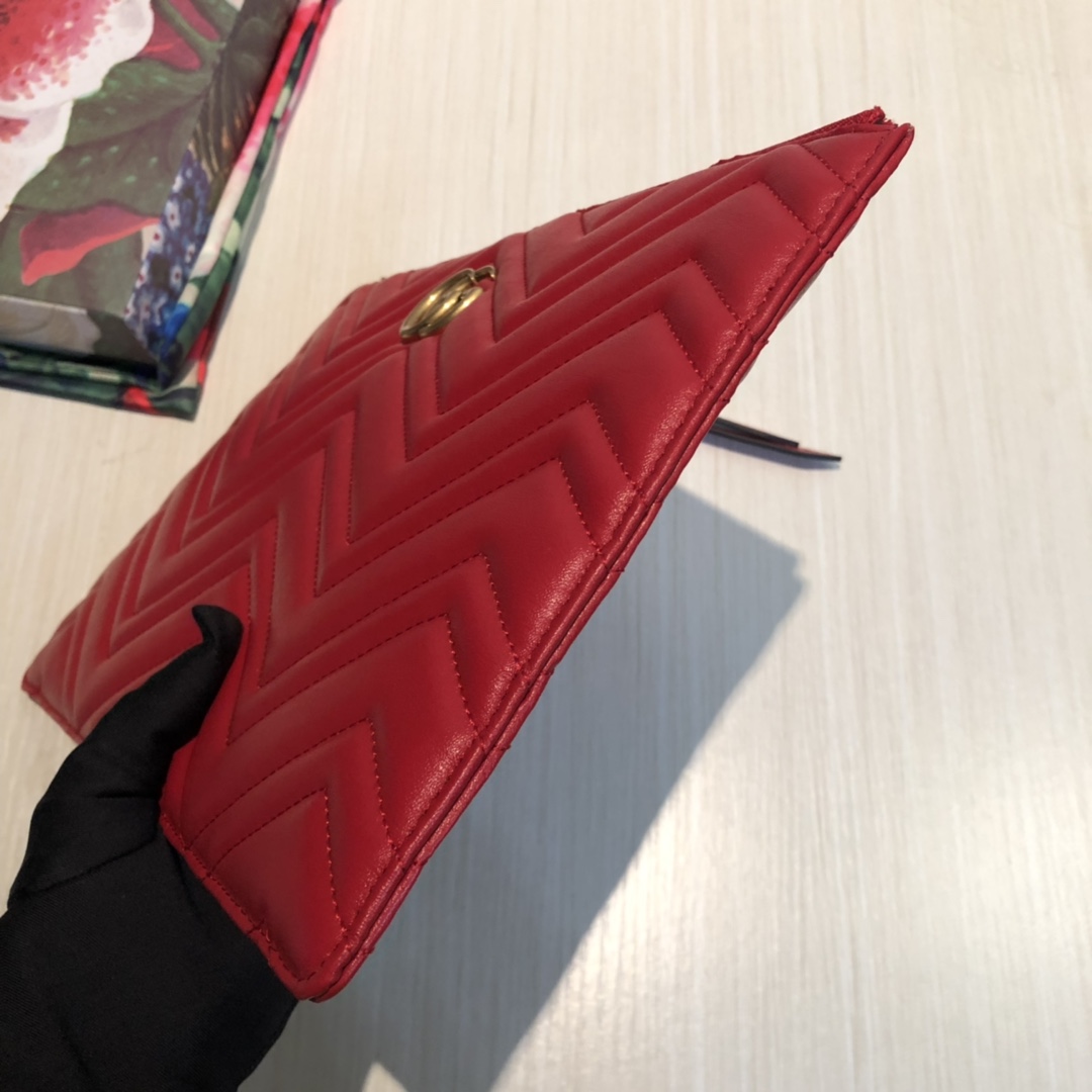 G家新款花纹绣花手拿包到货  绣花碰边后绣爱心形标志内部空间充裕！专柜品质 顶级意大利进口牛皮   古铜