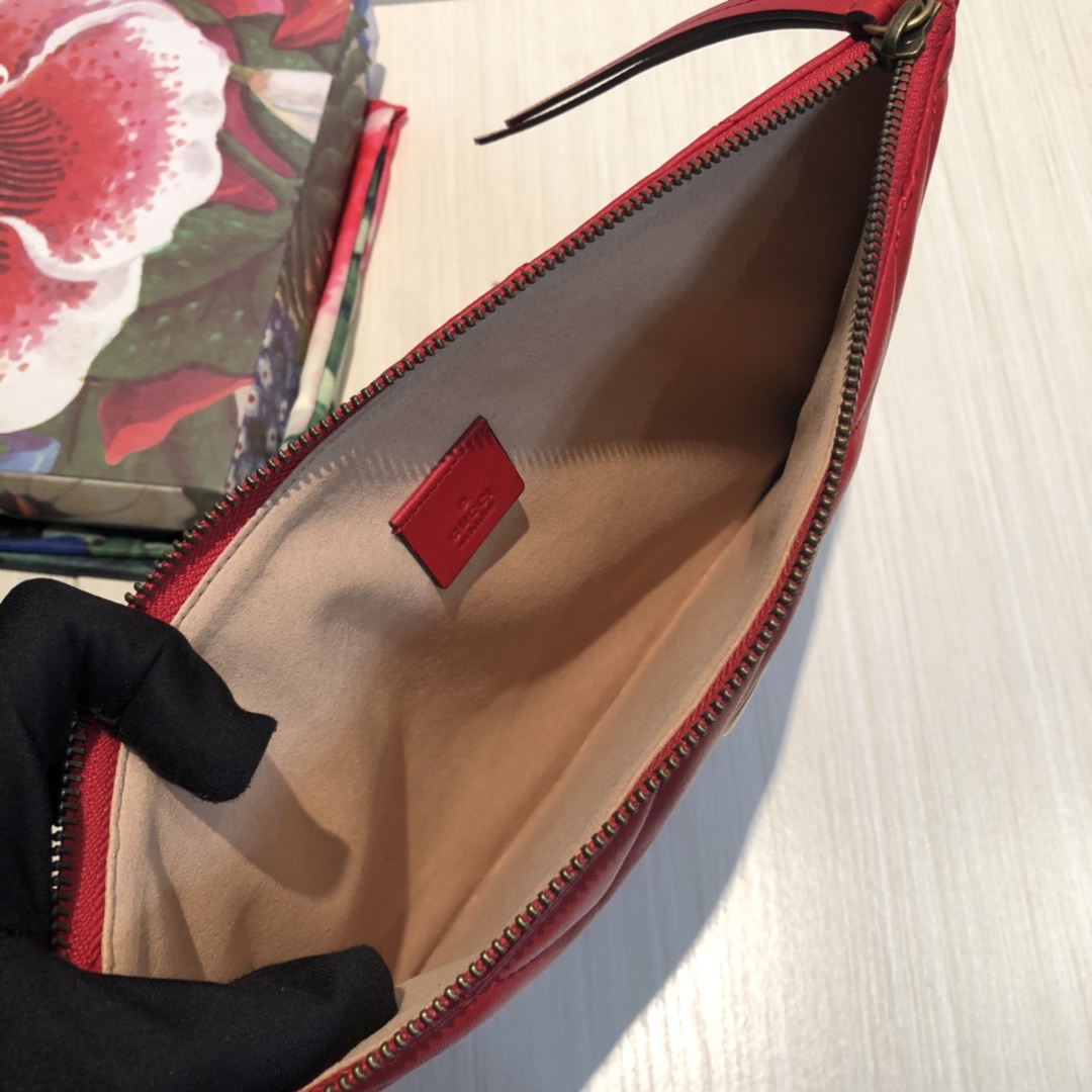 G家新款花纹绣花手拿包到货  绣花碰边后绣爱心形标志内部空间充裕！专柜品质 顶级意大利进口牛皮   古铜