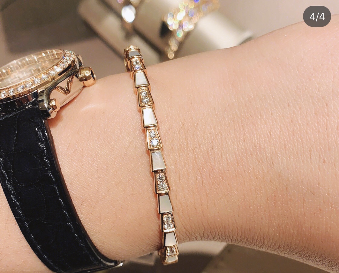 NO:581036,Snake bone bracelet show BV white shell snake bone bracelet, full of fairy spirit, every scale is shining, Bvlgari bracelet, Bottega Veneta, Bvlgari, Bracelet19860909蛇骨镯show BV 白贝蛇骨镯 仙气十足 每个鳞片都熠熠生辉,宝格丽手镯,bottega veneta,bvlgari,bracelet,Jewelry