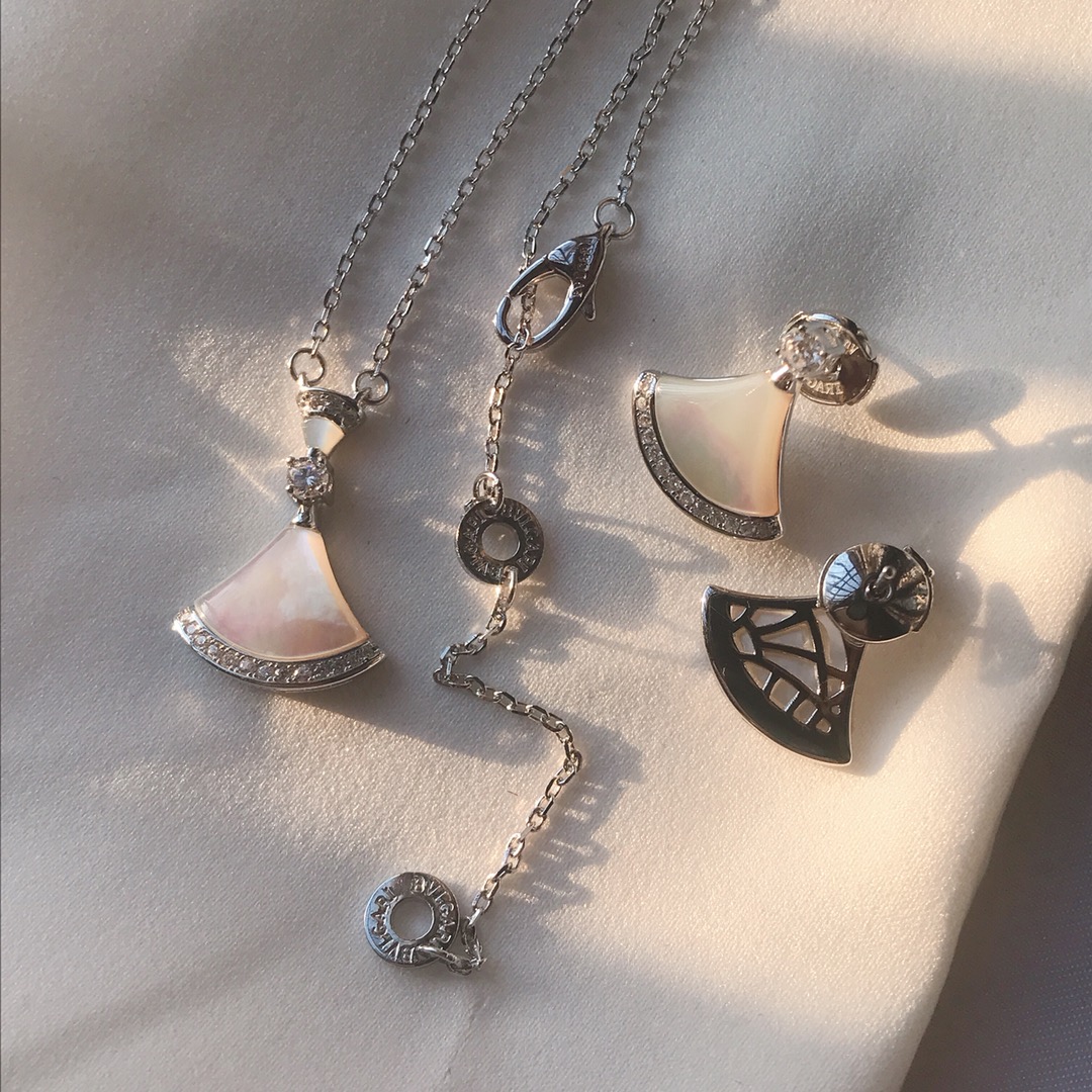 NO:102524,Necklace P stud earrings BV White shell set with diamond skirt hem [Platinum necklace/earings] UFO earplugs with logo at the bottom, Bulgari stud earrings Bulgari necklace, bottega veneta, bvlgari, skirts, necklace19860909项链p耳钉BV 带钻裙摆白贝套装【白金色 项链/耳钉】 飞碟耳塞 底部带logo,宝格丽耳钉宝格丽项链,bottega veneta,bvlgari,skirts,necklace,Jewelry
