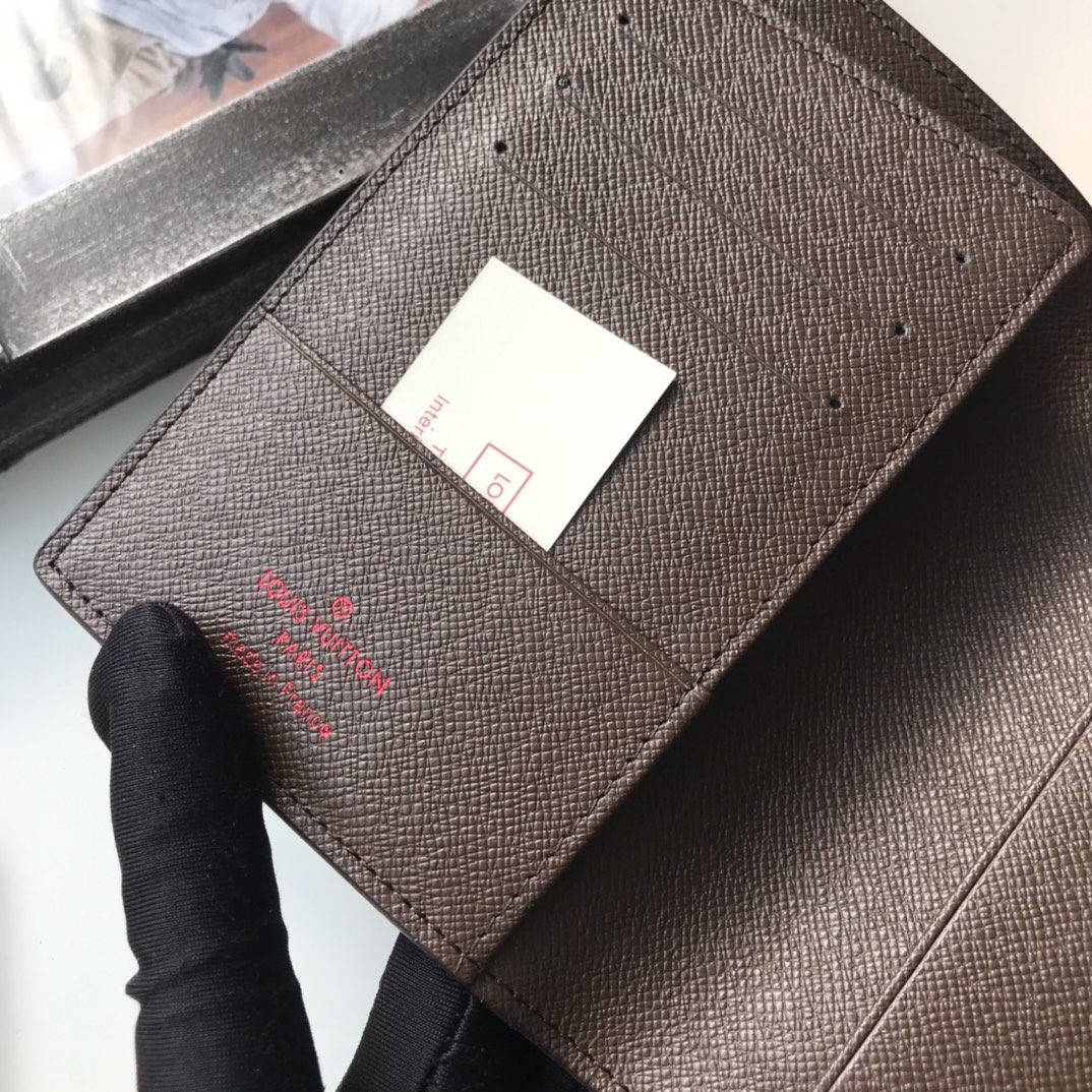 エレガントな旅行証件套 - 複数の収納でスタイリッシュな旅を演出