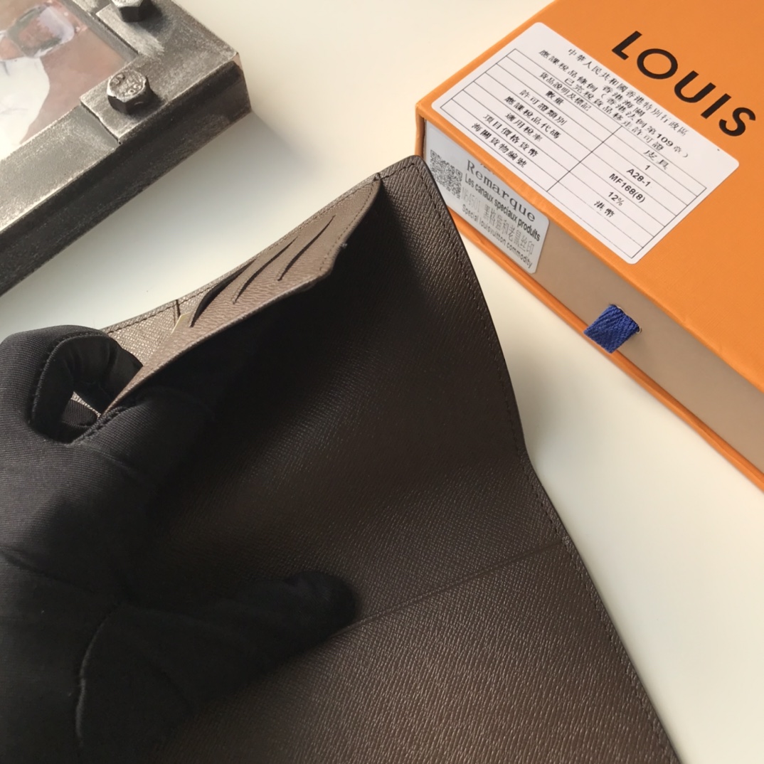 エレガントな旅行証件套 - 複数の収納でスタイリッシュな旅を演出