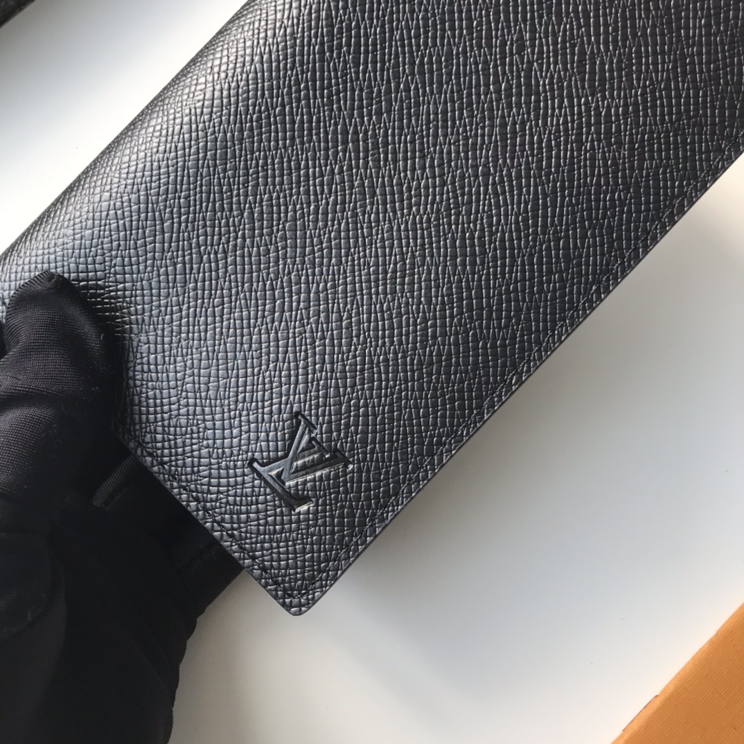 高級旅行証件套 P175 - 複数の隔層でスタイリッシュな収納