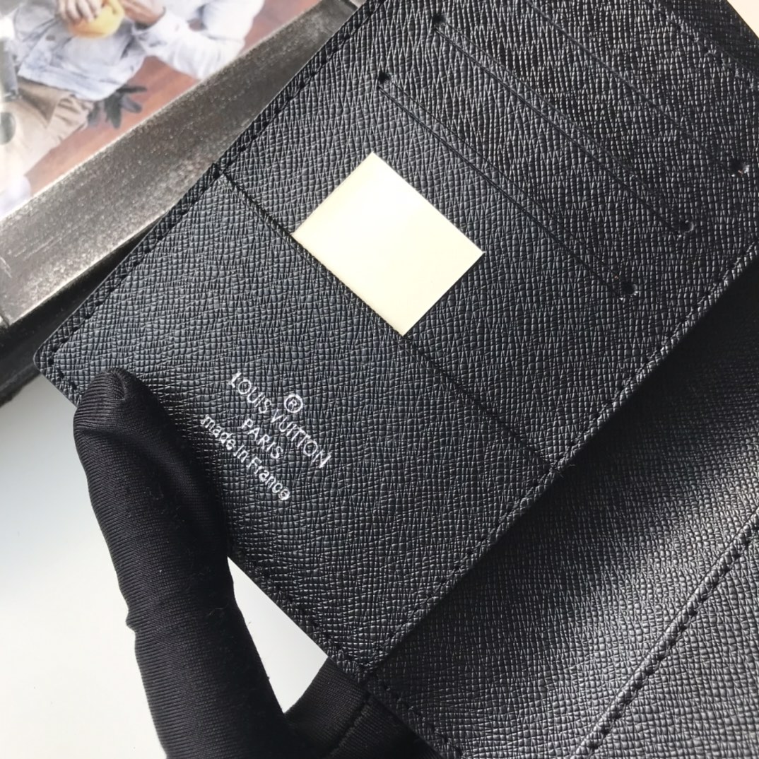 高級旅行証件套 P175 - 複数の隔層でスタイリッシュな収納